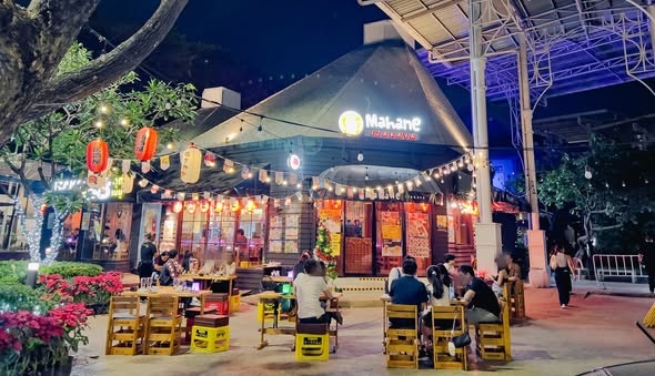 สนใจนัดดูสถานที่ / สอบถามเพิ่มเติมโทร 094-554-3034Line : potaehpเซ้งร้านอาหารญี่ปุ่น Izakaya&nbsp; #ลาดพร้าว @โครงการ Nawamin City Avenue- ทำเลดี มีลูกค้าประจำและลูกค้าจากโครงการโดยรอบ- สามารถรับช่วงดำเนินกิจการต่อได้ทันที- ร้านตกแต่งพร้อมเปิดดำเนินการ ทำเลใน Community Mall ของ Central- มีพนักงานที่มีประสบการณ์ สามารถทำงานต่อได้ทันที- ระบบครัวและอุปกรณ์ครบชุด- ระบบ Hood + ระบบแก๊ส มาตรฐานครัวร้านอาหาร&nbsp;เซ้ง�