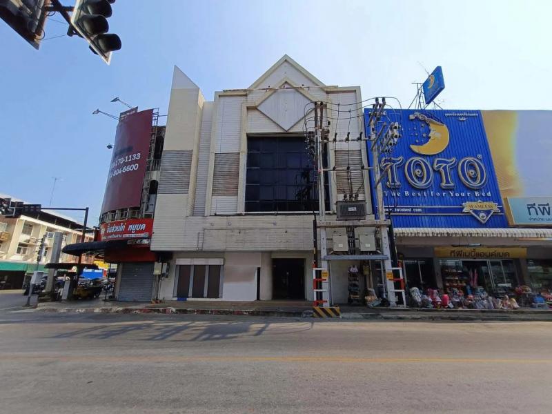    ขาย สำนักงาน กำแพงเพชร ถนนบำรุงราษฎร์ ราคาโปรโมชั่น ลดพิเศษ  ถนน บำรุงราษฎร์ ตำบล ในเมือง อำเภอ เมืองกำแพงเพชร จังหวัด กำแพงเพชร  ราคาโปรโมชั่น  12,712,000   บาท    ลดจาก 15,500,000   บาท ราคาโปรโมชั่นตั้งแต่วันที่  2 มีนาคม - 31 พฤษภาคม 2569  รายละเอียดทรัพย์ -  เนื้อที่  70.90 ตร.ว. พื้นที่ใช้สอย 730.00 ตร.ม. -  บ้านหันไปทางทิศ เหนือ  พิกัดทรัพย์ : https://maps.app.goo.gl/FzmmMTtV1JptDPWBA  สถานที่ใกล้เคียง   -  โรงพยาบาลกำแพงเ