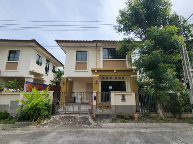  รหัสทรัพย์ (Code ID) :  PTT-26-P00981  ราคา  2,850,000 บาท (ราคาต่อรองได้) ▸ เนื้อที่  35.10 ตารางวา  พื้นที่ใช้สอย 124.90 ตารางเมตร   ▸ - ห้องนอน - ห้องน้ำ    ▸ 1 ที่จอดรถ   บ้านแฝดหันไปทางทิศ   พิกัดทรัพย์ :   https://maps.app.goo.gl/2qCJAw7DNSVLxYyP8  สถานที่ใกล้เคียง ▸ใกล้ตลาดนัดสุวรรณภูมิ ▸ใกล้โลตัส ไฮเปอร์มาเก็ต เขตลาดกระบัง ▸ใกล้โรงพยาบาลลาดกระบัง 2 ▸ใกล้สยาม พรีเมี่ยม เอาท์เล็ต  สอบถามเพิ่มเติม / นัดชม โทร. 097-419-5982(พลอย) โทร. 096-932-