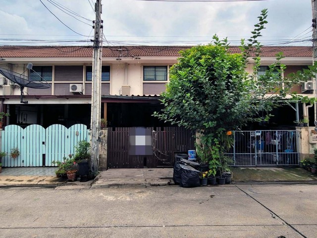  รหัสทรัพย์ (Code ID) :  PTT-26-P00450  ราคา  1,011,000 บาท (ราคาต่อรองได้) ▸ เนื้อที่  18 ตารางวา พื้นที่ใช้สอย 118 ตารางเมตร   ▸ - ห้องนอน - ห้องน้ำ    ▸ 1 ที่จอดรถ   ทาวน์เฮ้าส์หันไปทางทิศ   พิกัดทรัพย์ :   https://maps.app.goo.gl/5cNdFX7vKws84ch3A  สถานที่ใกล้เคียง ▸ใกล้ตลาดเทิดไท ลาดกระบัง ▸ใกล้วัดราชโกษา ลาดกระบัง ▸ใกล้วัดเปร็งราษฏร์บำรุง บางบ่อ ▸ใกล้สยาม พรีเมี่ยม เอาท์เล็ต กรุงเทพ  สอบถามเพิ่มเติม / นัดชม โทร. 097-419-5982(พลอย)