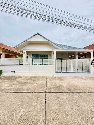 TEL : 092-288 9359 คุณดนิตาLine : https://line.me/ti/p/yxo92dHWP1รายละเอียด : ขนาดพื้นที่ 54 ตารางวา3 ห้องนอน 2 ห้องน้ำ Built-in พร้อมหิ้วกระเป๋าเข้าอยู่เครื่องใช้ไฟฟ้าครบห้องครัว Built-in พร้อมชุดเตาไฟฟ้าผ้าม่านเกรด Premium ทั้งหลังของตกแต่งทั้งบ้าน “ไม่ยกชิ้นใดออก”ห้องนั่งเล่น และห้องครัว : - โซฟา Luxury 3 ที่นั่ง (IKEA)- ชั้นวางทีวี Built-in (ติดผนัง)- สมาร์ททีวี 65” นิ้ว Samsung (ติดผนัง)- Built-in ผนังโซฟาและโซนทานอาหาร- โต๊ะรับประทานอ