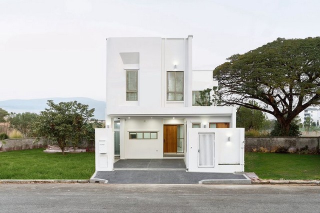 Pool Villa ลดแรงเหลือ 9.9 ล้าน #โซนแม่เหียะ บ้านหรู #สไตล์โมเดิร์น พร้อมอยู่ #ใกล้สนามบิน ฟังก์ชันครบ พร้อมสระส่วนตัว เข้าเมืองง่ายสุดๆรายละเอียดบ้านที่ดิน 55.6 ตร.วาพื้นที่ใช้สอย 250 ตร.ม.4 ห้องนอน | 5 ห้องน้ำห้องผู้สูงอายุชั้นล่าง (ไม่มี Step)ที่จอดรถในบ้าน 2 คัน + หน้าบ้านจอดเพิ่มได้สระว่ายน้ำส่วนตัวขนาด 3 × 6 เมตรระบบเกลือ ดูแลง่ายมีสระเด็ก + Jet Spa / Jacuzziระบบบ้าน & ความปลอดภัยไฟฟ้า 3