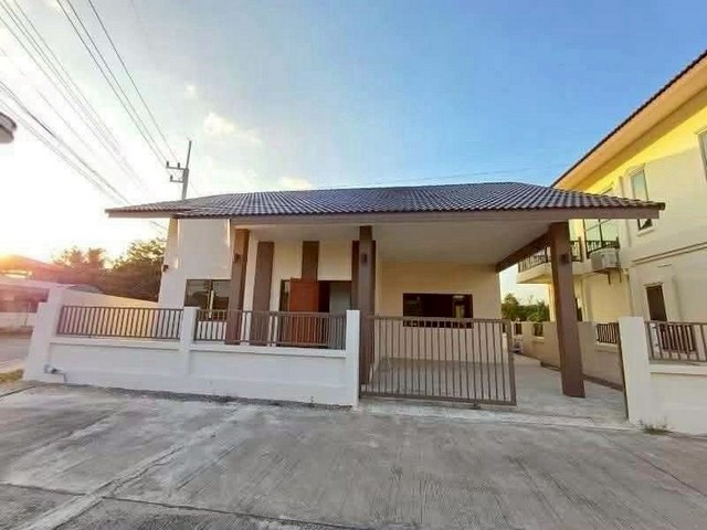 ให้เช่า 20,000 บาท/เดือน #บ้านแหวน #หางดง บ้านชั้นเดียว #เฟอร์นิเจอร์ครบ พร้อมเข้าอยู่ บรรยากาศเงียบสงบ เหมาะสำหรับครอบครัว #น้ำไม่ท่วม #ใกล้กาดฝรั่ง #ใกล้สนามบิน รายละเอียดบ้าน3 ห้องนอน2 ห้องน้ำ1 ที่จอดรถเงื่อนไขการเช่าสัญญาเช่าเริ่มต้น 1 ปีประกัน 2 เดือน + ล่วงหน้า 1 เดือน#รับสัตว์เลี้ยง (พิจารณาเป็นบางเคส +ประกัน1เดือน)สถานที่ใกล้เคียงกาดฝรั่ง (Kad Farang Village)โรงเรียนนานา�