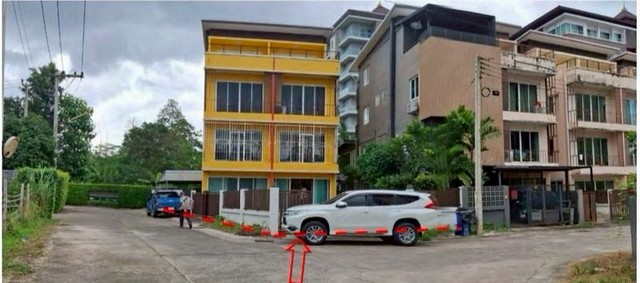  #โซนช้างเผือก ขาย 7 ล้าน 84 ตรว. ทาวน์โฮมแฝด 3 ชั้น (2 หลังติดกัน) 6 นอน 8 น้ำ #ใกล้ศูนย์ประชุมนานาชาติ 700 ปี #อ.เมือง #เหมาะสำหรับครอบครัวใหญ่ หรือปล่อยเช่ารายห้อง #โฮมออฟฟิศรายละเอียด:• ห้องนอนฝั่งละ 3 ห้อง รวม 6 ห้อง• ห้องน้ำรวม 8 ห้อง:ชั้น 1 หลังละ 1 ห้องน้ำ (รวม 2)ชั้น 2 หลังละ 1 ห้องน้ำ (รวม 2)ชั้น 3 หลังละ 2 ห้องน้ำ (รวม 4)• ดาดฟ้าราคาขายรวม: 7 ล้านบาทพิกัด: ช้างเผือก อ.เมือง เชียงใหม่• �