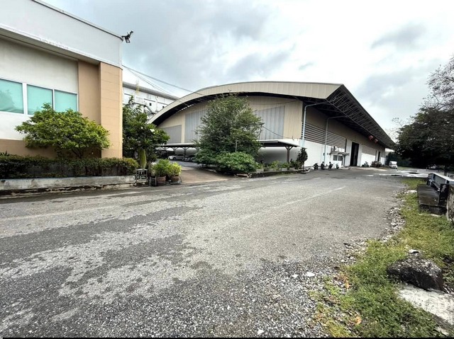 #ให้เช่าโรงงานบางพลีสมุทรปราการให้เช่าโรงงานโกดังขนาดใหญ่กว่า 5,000 ตารางเมตร????#พิกัด ซ.บางปลา2 ถ.เทพารักษ์  บางพลี สมุทรปราการรายละเอียดโรงงาน:????โรงงานขนาดใหญ่ 54x105ม พื้นที่ประมาณ 5600ตรม.????ออฟฟิส 2 ชั้นภายในโรงงาน ประมาณ 100+ตรม. ????หม้อแปลง 1000 kva????โรงงานสูง 10เมตร+????พื้นรองรับเครื่องจักรหนักได้ ????มีเครนอุตสาหกรรมขนาด 6 ตัว (5ตัน 3ตัว , 15ตัน 3ตัว)????มีพื้นที่จอดรถได้เยอะ(นอกโรงงา