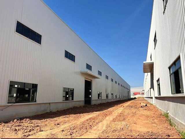 #ให้เช่าโรงงานโกดังบ้านบึงชลบุรี#เปิดจองโรงงานในนิคมอุตสาหกรรมใหม่บ้านบึง (สามารถใช้เป็นเขตปลอดภาษีได้)พื้นที่โรงงาน:มีขนาด 6,000-10,000  ตรม.  ( อาคารหลายหลัง )พื้นที่สีเหลือง ทำใบอนุญาตได้  หนองอิรุณ บ้านบึง ชลบุรี #ค่าเช่า  120  บาท / ตรม. รายละเอียดพื้นที่โรงงาน โรงงานย่อย 4 แห่ง  กำลังใกล้แล้วเสร็จ 1.โรงงานย่อยที่ 1 (8,977 ตรม.2.โรงงานย่อยที่ 2 (7,316 ตรม.3.โรงงานย่อยที่ 3 (6,723  ตรม.4 โร�