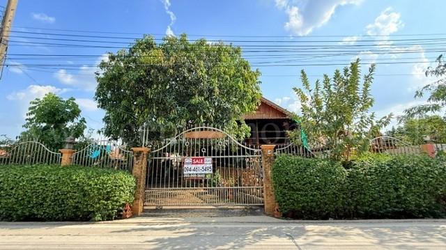 รหัสทรัพย์&nbsp;N0927บ้านเดี่ยว 92.6 ตร.วา บ้านไม้สัก ซอยเอราวัณ 18 คลองหลวง คลอง 2 ปทุมธานีที่ตั้ง :&nbsp;ถนนคลองหลวง ตำบลคลองสอง อำเภอคลองหลวง จังหวัดปทุมธานี 12120รายละเอียดทรัพย์- บ้านเดี่ยว&nbsp;2&nbsp;ชั้น เนื้อที่ 92.6 ตารางวา พื้นที่ใช้สอยประมาณ 114 ตารางเมตร-&nbsp;3 ห้องนอน, 2 ห้องน้ำ, 1 ห้องรับแขก, 1 ห้องนั่งเล่น,&nbsp;1 ห้องครัว,&nbsp;2 ที่จอดรถ- ระเบียงไม้นั่งเล่น, บ่อน้ำเลี้ยงปลา, เครื่องปรับอากา