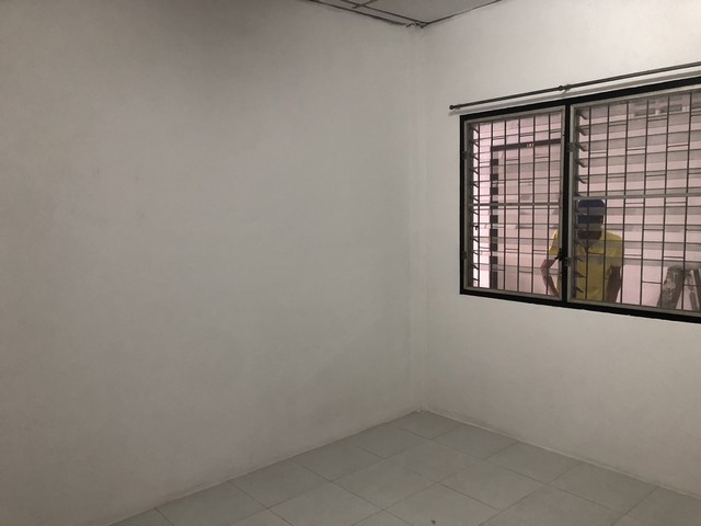 ขายหอพัก ห้องเช่า ย่านทางเข่า  ม.รังสิต  แถววัดนาวง ต.หลักหก  อ.เมือง จ.ปทุมธานี หอพัก ห้องเช่า 9 ห้องบนเนื้อที่ 60ตร.วา จับจุดวัดนาวงซ้ายมือวัดตรงไปประมาณ 1 กิโล เจอ Amaxon Coffee ซ้ายมือ เข้าซอย ซ.นาวง4พัฒนา ซอย3 ตรงข้าม เลี้ยวมาประมาณ 150 ม.หอพักอยู่ด้านซ้ายตรงข้ามหอพักสีฟ้า 2 ชั้นปรับปรุงใหม่  พร้อมดำเนินกิจการต่อ  รายได้ดี ลูกค้าเข้าพักตลอด ย่านแหล่งชุมชนเจริญ ใกล้มหาวิท