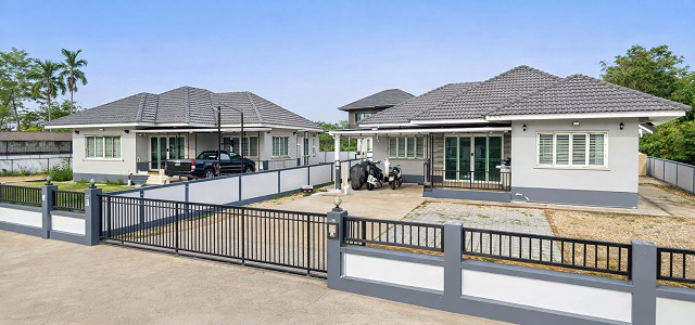 เทศบาลเมืองแม่โจ้ บ้านเดี่ยวชั้นเดียว ให้เช่า 3นอน 2น้ำ ศรีวังธารการค้า สันทรายใกล้ ตลาดสดป่าไผ่ 700 ม. และ วัดป่าไผ่ 98ตร.ว. 290ตร.ม. 2จอดรถ บ้านโปร่งสนามหญ้ารอบบ้าน 9,998 B-M. ทำเลสันทราย เชียงใหม่ บรรยากาศเงียบสงบ เหมาะอยู่อาศัย ใกล้รร.บ้านป่าไผ่ 900 ม.ครัวใหญ่ ระเบียงหน้าบ้าน และหลังบ้านกว้างMaeJo Single story house for rent 3bed Sriwangtharn Trading SanSai 2bath earPaPai fresh market 700m.and WatPaPhai 98sq.wa.290sq.m.usable area 2 parking spaces spacious house with lawn surrounding it 9,998 B-M located in S