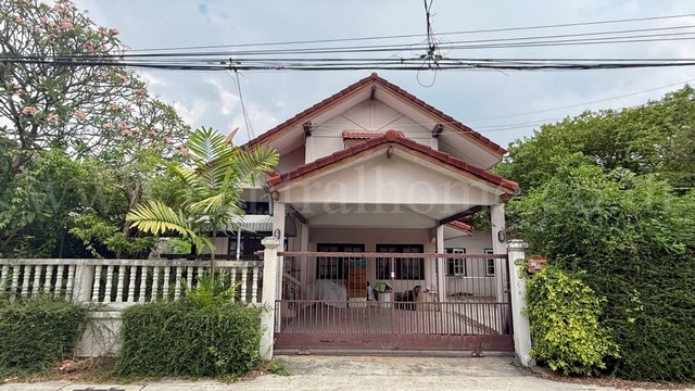 รหัสทรัพย์ N1003บ้านเดี่ยว 81 ตร.วา หมู่บ้านสหกรณ์การบินไทย ทำเลต้นโครงการ ใกล้ MRT เมืองทองธานี&nbsp;ที่ตั้ง : ซอยแจ้งวัฒนะ-ปากเกร็ด 43 ตำบลคลองเกลือ อำเภอปากเกร็ด จังหวัดนนทบุรี 11120รายละเอียดทรัพย์- บ้านเดี่ยว 2 ชั้นครึ่ง เนื้อที่ 81 ตารางวา พื้นที่ใช้สอย 280 ตารางเมตร- 4 ห้องนอน, 3 ห้องน้ำ, 1 ห้องครัว, 1 ห้องนั่งเล่น, ที่จอดรถ 2 คัน- มีการต่อเติมพื้นที่ด้านหลังบ้านเพิ่มเติม เพิ่ม�