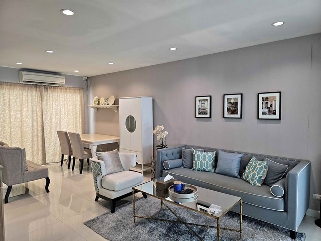  RTJ2201ให้เช่าทาวโฮม3ชั้น พระรามที่ 2 ซอย 33 หมู่บ้าน Patio พระราม 2 ใกล้โรงเรียนรุ่งอรุณ ใกล้ เซ็นทรัลพระราม 2เนื้อที่  19 ตารางวา พื้นที่ใช้สอยประมาณ 150 ตารางเมตร   3 ห้องนอน  3 ห้องน้ำ จอดรถได้ 2 คันสนใจติดต่อคุณเจี๊ยบ092-851-6969Line:keti2522ราคาเช่า 22,000/เดือนแขวงบางมด เขตจอมทอง กรุงเทพมหานคร 10150 ซอยพระรามที่ 2 ซอย 33 (ซอยวัดยายร่ม)รายละเอียดบ้าน:ทาวน์โฮม 3 ชั้น- มีเฟอร์นิเจอร์บางส่วน- เครื่องปร�