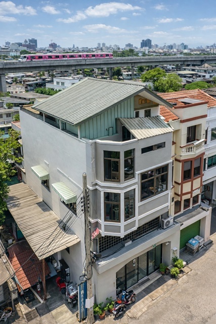 อาคารพาณิชย์ให้เช่า 4.5 ชั้น ใกล้แฟชั่น MRT รามอินทรากม6. 200ม. นวลจันทร์ 500 ม.  ห้องริม 3 นอน 2 น้ำ. 20 ตร.วา. 330 ตร.ม. ใกล้รร.สายอักษร 500 ม. 15,499 B-M. ทำเลติดถนนรามอินทรา เหมาะสำนักงาน คลินิก หรือพักอาศัย พื้นที่กว้างขวาง รองรับธุรกิจหลากหลายNear Fashion 4.5 story commercial building for rent corner Rimindra KM6.200m. Nuanchan 500m. 3bed 2 bath 20 sq.wa. 330 sq.m. Near Sai Aksorn School 500 m. 15,499 THB per month Prime location on Ramintra Road Suitable for office clinic or residence Spacious usable area ideal for various businessesถนนรามอินทรา วัชรพล ซอยรามอินทรา 59-69 แ