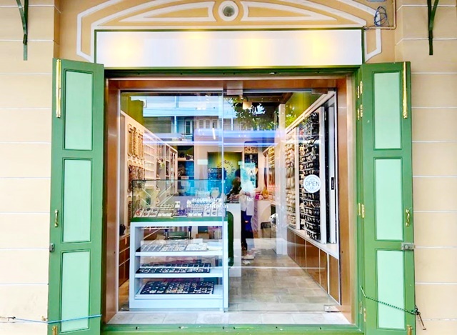 MRTวัดมังกร 999ม. ตลาดสำเพ็ง 400 ม. ตลาดเยาวราช 450 ม. ทำเลทอง ติดถนนใหญ่ ให้เช่าอาคารพาณิชย์ 2.5 ชั้น 240ตร.ม.28 ตร.วา. สำเพ็ง แยกราชวงศ์ รร.นานาชาติ กรุงเทพฯ 5.8 กม.1 นอน 2 น้ำ 74,999 B-M เหมาะกับการประกอบธุรกิจเชิงพาณิชย์ ตลาดเยาวราช 450 ม.หาของกินสะดวก เดินทางง่าย ถ.เยาวราชMRT WatMangkon 999m. Sampeng Market 400 m. Yaowarat Market 450 m.Prime location on the main road For rent commercial building 2.5-storey 240 sq.m.28 sq.wa.  Sampeng Ratchawong intersection Bangkok International School 5.8 km.1 bed 2 bath 74,999 B-M suitable for commercial business Yaowarat Market 450 m. Easy to find food e