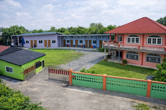 ตลาดอ้อมน้อย 1.4กม. บ้านเดี่ยว 2ชั้น 6นอน 6น้ำ พร้อมโกดังโรงงานและลานจอดรถ ถนนพุทธสาคร 255 ตร.ว.  500 ตร.ม.  ถนนเพชรเกษม สวนหลวง กระทุ่มแบน  ใกล้สนามกีฬาเทศบาลนครอ้อมน้อยOomNoi Market 1.4km. Two storey detached house 6beds 6baths plus factory warehouses and parking yard near OmNoi Municipal OomNoi Market 1.4km. Stadium Khlang Thong and Phutthasakhon Road 255 sq.wah total usable area 500 sq.m suitable for residence business or distribution hub with convenient access to Phetkasem Road Suan Luang Krathum Baenถนนเพชรเกษม ถนนพุทธสาคร ตำบลสวนหลวง อำเภอกระทุ่มแบน จังหวัดสมุทรสาครขนาดที่�