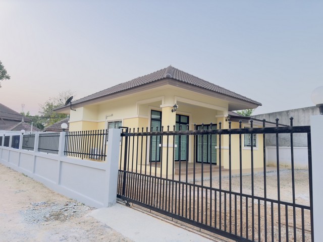 ให้เช่าบ้าน 15,000 บาท/เดือน ซ.พรประภานิมิตร19 (ถ.สยามคันทรีคลับ) ต.หนองปรือ อ.บางละมุงรายละเอียดภายในบ้าน- 2 ห้องนอน- เตียง + ที่นอน 6 ฟุต / 4 ฟุต พร้อมผ้ารองเปื้อน- ตู้เสื้อผ้า พร้อมชุดเครื่องแป้ง 2 ชุด- ห้องโถงกว้าง โปร่ง โล่ง- ห้องครัวแยกเป็นสัดส่วน- ห้องน้ำ 1 ห้อง- แอร์ 3 ตัว (ห้องนอน ห้องโถง) - เครื่องทำน้ำอุ่น- ถังเก็บน้ำสำรองเฟอร์นิเจอร์ & เครื่องใช้ไฟฟ้า- TV LED 43 นิ้ว พร้อมชั�