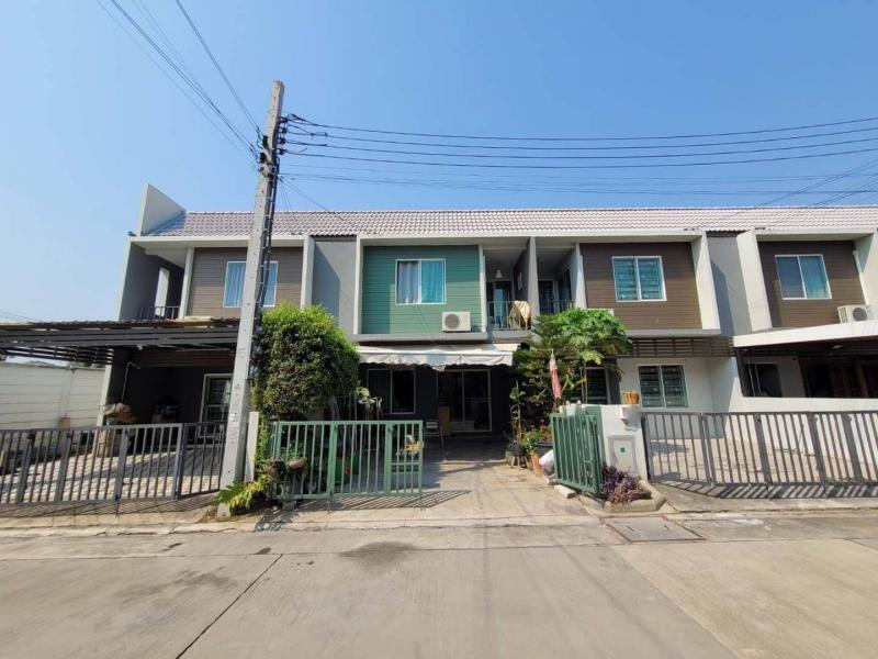   ขาย บ้านเดี่ยว/ทาวน์เฮ้าส์/คอนโด โครงการ  ขาย ทาวน์เฮ้าส์ เดอะคัลเลอร์ พรีเมี่ยม กาญจนาภิเษก-ราชพฤกษ์   ถนน บางกรวย-ไทรน้อย ตำบล ไทรน้อย อำเภอ ไทรน้อย จังหวัด นนทบุรี   ราคาโปรโมชั่น   1,653,000    บาท     ลดจาก  2,000,000    บาท   ราคาโปรโมชั่นตั้งแต่วันที่  2 มีนาคม - 31 พฤษภาคม 2569  รายละเอียดทรัพย์ -  เนื้อที่ 20.00 ตร.ว.  พื้นที่ใช้สอย 107.20 ตร.ม.  -  3 ห้องนอน  2 ห้องน้ำ  -  2 ที่จอดรถ  -  บ้านหันไปทางทิศ ตะ�