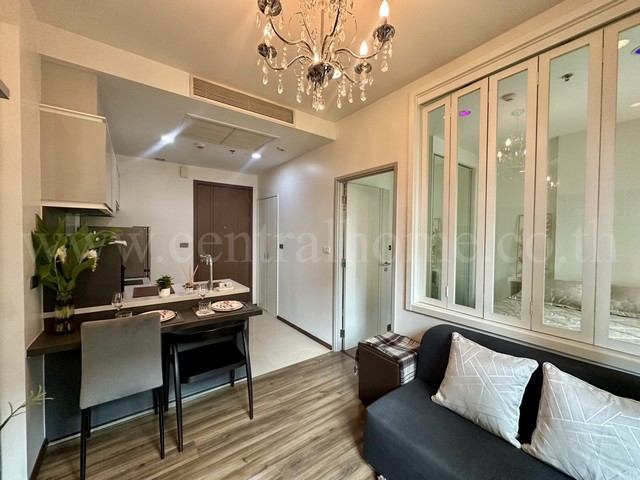 รหัสทรัพย์ 6179คอนโด วาย์น บาย แสนสิริ สุขุมวิท ใกล้ BTS สถานีพระโขนง&nbsp;ห้องสวยพร้อมอยู่&nbsp;ที่ตั้ง :&nbsp;ถนนสุขุมวิท&nbsp;แขวงพระโขนง เขตคลองเตย&nbsp;กรุงเทพมหานคร 10110รายละเอียดทรัพย์- คอนโด High-Rise 31 ชั้น ห้องอยู่ชั้น 5 ขนาดพื้นที่&nbsp;29.97 ตารางเมตร- 1&nbsp;ห้องนอน, 1&nbsp;ห้องน้ำ,&nbsp;1 ห้องนั่งเล่น&nbsp;- แอร์ 2 เครื่อง, ทีวี,&nbsp;ไมโครเวฟ, ตู้เย็น, เครื่องทำน้ำอุ่น- โซฟา, ที่นอน+เตียง, ตู้เสื้อผ้า, เคาน์เต�