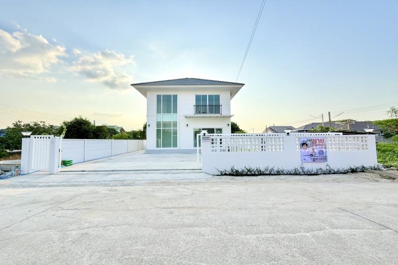 ขายบ้านสร้างใหม่ คลองโยง 61 ตรว. ใกล้ม.มหิดล ศาลายารหัส M-12983– เนื้อที่ 60.7 ตร.วา ,พื้นที่ใช้สอย 114.75 ตรม.– หน้าบ้านทิศตะวันออก– 3 ห้องนอน  2 ห้องน้ำ  – 1 ครัว – 2 ที่จอดรถ – ไม่มีค่าส่วนกลาง__ที่ตั้งบ้านคลองโยงตำบล คลองโยง อำเภอพุทธมณฑล นครปฐม 73170__Google Maps : https://maps.app.goo.gl/iz7fQfbahugmQTvb6__ขาย 4,590,000 บาท__ลักษณะเด่น : – ตัวบ้านใช้อิฐอีโค่บล็อก นวัตกรรมใหม่ กันร้อน กันเสียง – มีการวางระบบท่อปลวกไว้ใต้ฐา�