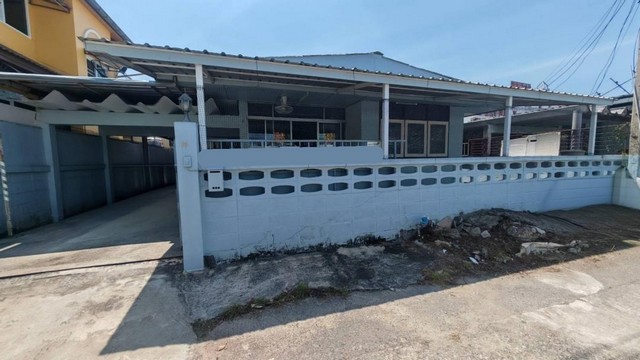 ให้เช่าบ้านเดี่ยว 1 ชั้น 50 ตร.ว. ย่านลาดพร้าว-โชคชัย 4 ใกล้กองปราบราคาเช่า 17,000 บาท / เดือน ( สัญญาขั้นต่ำ 1 ปี ประกัน 2 เดือน ล่วงหน้า 1 เดือน )ที่ตั้ง ถนนโชคชัย 4 แขวงลาดพร้าว เขตลาดพร้าว กรุงเทพฯเนื้อที่ 50 ตารางวา จำนวน 1 ชั้น 3 ห้องนอน 2 ห้องน้ำ จอดรถ 2 คันมี 1 ห้องรับแขก แอร์ 2 เครื่องติดต่อ : คุณภัสพงณ์ 0634098164Line : binkem22https://www.facebook.com/profile.php?id=61581484955548PL. Real Estate Brokerhttp://www.kaibaanteedin.comบริการรับฝากขาย คอนโด บ้าน ท