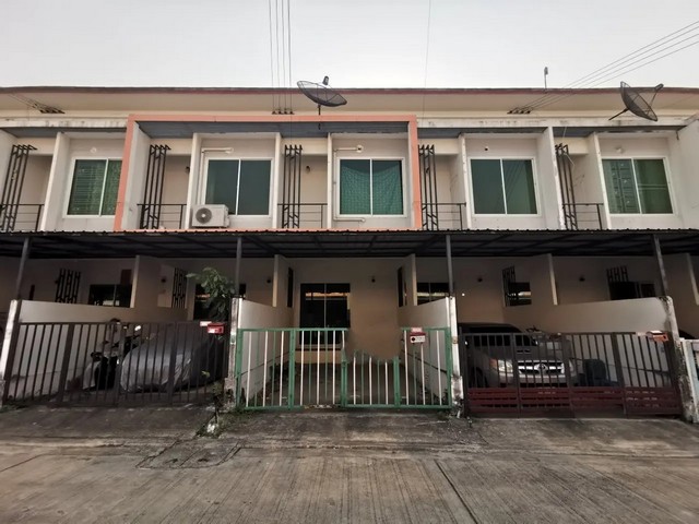   ขาย บ้านเดี่ยว/ทาวน์เฮ้าส์/คอนโด โครงการ สมาร์ทแลนด์ นิวสไตส์ 2 ซอย ชุมชนกลาง-สะพานสี่ ถนน ห้วยปราบ-พันเสด็จใน ตำบล บ่อวิน อำเภอ ศรีราชา จังหวัด ชลบุรี  ราคาโปรโมชั่น   1,374,000   บาท    ลดจาก   1,540,000   บาท ราคาโปรโมชั่นตั้งแต่วันที่  2 มีนาคม - 31 พฤษภาคม 2569  รายละเอียดทรัพย์ -  เนื้อที่ 16.50 ตร.ว.  พื้นที่ใช้สอย 114.00 ตร.ม.  -  บ้านหันไปทางทิศ ตะวันตกเฉียงเหนือ  พิกัดทรัพย์ : https://maps.app.goo.gl/vmqknZDpBaTSR3oq7  ส�