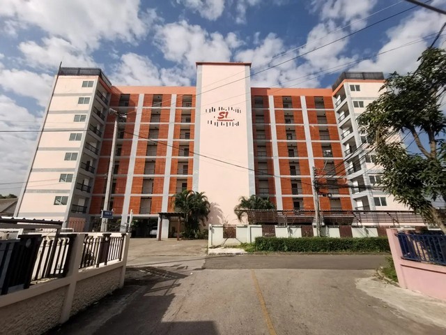   ขาย บ้านเดี่ยว/ทาวน์เฮ้าส์/คอนโด โครงการ เอสวัน เอสเซ็ท คอนโดมิเนียมถนน สายเชียงใหม่-สันกำแพง(ทล.1006) ตำบล หนองป่าครั่ง อำเภอ เมืองเชียงใหม่ จังหวัด เชียงใหม่  ราคาโปรโมชั่น   1,392,000   บาท    ลดจาก  1,760,000    บาท ราคาโปรโมชั่นตั้งแต่วันที่  2 มีนาคม - 31 พฤษภาคม 2569  รายละเอียดทรัพย์ - ฃพื้นที่ใช้สอย 31.99 ตร.ม.  พิกัดทรัพย์ : https://maps.app.goo.gl/Gsr5gJdtbzZAVt1o9  สถานที่ใกล้เคียง   -  แม็คโคร เชียงใหม่ 4.20 กม. -  เซ็�