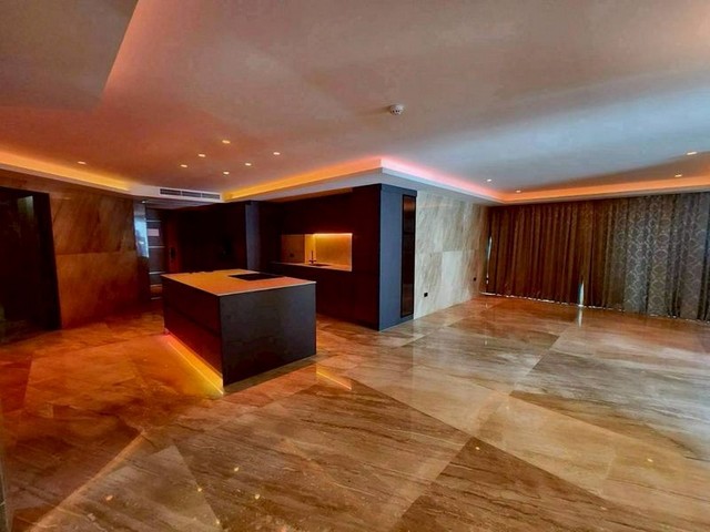 TEL : 092-288 9359 คุณดนิตาLine : https://line.me/ti/p/yxo92dHWP1รายละเอียด : ขนาดใหญ่ถึง 230 ตร.ม. ชั้น 5 อาคาร B2 ห้องนอน 2 ห้องน้ำ1 ห้องออฟฟิศขายพร้อมเฟอร์นิเจอร์ครบโควต้าชาวต่างชาติสิ่งอำนวยความสะดวก : - ที่จอดรถ - ฟิตเนส - สระว่ายน้ำ - สวนหย่อม - การรักศสความปลอดภัย 24 ชั่วโมง สถานที่ใกล้เคียง : - โลตัส- เซ็นทรัล พัทยา บีช- ใกล้อินเด็กซ์ ลิฟวิ่งมอลล์ - ลิตเติ้ลวอล์ค พัทยา - บิ๊กซี เอ็กซ์ตร้า พัทยา F-A15 (303)