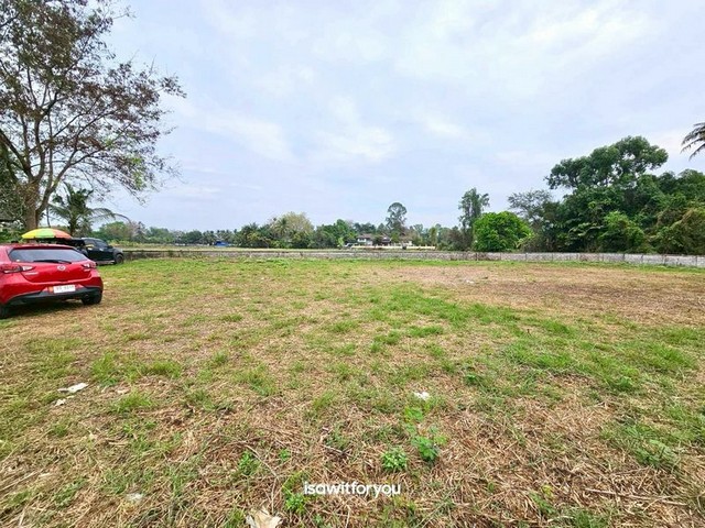 ขายที่ดิน 422 ตร.วา (ถมแล้ว) สันนาเม็ง สันทราย 10 นาทีจากเซนทรัสเฟสติวัลราคาขาย 18,000 บาท/ ตร.วา     ค่าใช้จ่ายในวันโอน “ฝ่ายละครึ่ง”เนื้อที่ 422 ตร.วา (1 ไร่ 22 ตร.วา)- ถมแล้ว- 2 โฉนด 210 ตร.วา 212 ตร.วาLocation:  ต.สันนาเม็ง อ.สันทราย จ.เชียงใหม่350 ม. จาากถนน 1001 เชียงใหม่-ดอยสะเก็ด  2.6 กม. จากแยกแม่กวงสถานที่ใกล้เคียง-  2 กม. ตลาดแม่กวง- 3.5 กม. เมต้ามอลล์- 6.5 กม. เซนทรัลเฟสติวัล- 16.6 กม. สนามบินเชียงใหม่___________________