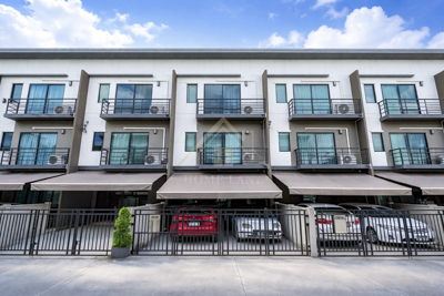 RHL024ให้เช่าทาวน์โฮม บ้านกลางเมือง ศรีนครินทร์ - อ่อนนุชรายละเอียด- ทาวน์โฮม 3 ชั้น เนื้อที่ 19.5 ตร.ว. พื้นที่ใช้สอย 141 ตร.ม.- พัฒนาโครงการโดย บริษัท เอพี (ไทยแลนด์) จํากัด (มหาชน)- เนื้อที่โครงการ 14-2-47.6 ไร่ จำนวน 157 ยูนิต- 3 ห้องนอน 3 ห้องน้ำ 2 ที่จอดรถ พร้อมคลับเฮาส์ในบรรยากาศส่วนตัว- ฟรีแอร์ 3 ตัว พื้นชั้นล่างเป็นแกรนิตโต้ ชั้นบนเป็นลามิเนต- หันหน้าทิศตะวันออกเฉียงใต้สิ่งอำน�