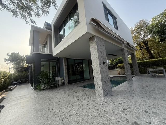 ให้เช่า บ้านเดี่ยว โครงการหรู หมู่บ้าน เพอร์เฟค มาสเตอร์พีซ พระราม9 ติดมอเตอร์เวย์หมายเลข7 ใกล้ Stamford International Universityติดต่อ คุณปอ : 061 619 8565ID line: 061 619 8565แอดไลน์กดที่ลิงค์นี้ได้เลยครับ : https://line.me/ti/p/zu0mm-ozFXติดต่อ คุณบิว : 081 252 3279 ID line: 061 787 9691แอดไลน์กดที่ลิงค์นี้ได้เลยครับ : https://line.me/ti/p/SR5Ehdv_q-** รหัส BT98ราคา 190,000 บาท/เดือน- บ้านเดี่ยว 2 ชั้น โครงการ เพอร์เฟค มาสเตอร์พีซ พระราม 9 (PERFECT MASTERPIECE RAMA 9)- ที่ดินขนาด 176 ตรว- พื้นท�