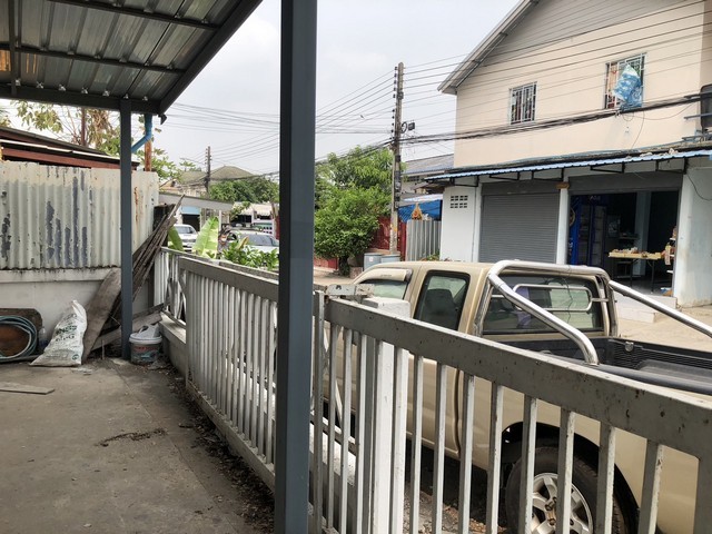 ขายหอพัก ห้องเช่า ย่านทางเข่า  ม.รังสิต  แถววัดนาวง ต.หลักหก  อ.เมือง จ.ปทุมธานี หอพัก ห้องเช่า 9 ห้องบนเนื้อที่ 60ตร.วา จับจุดวัดนาวงซ้ายมือวัดตรงไปประมาณ 1 กิโล เจอ Amaxon Coffee ซ้ายมือ เข้าซอย ซ.นาวง4พัฒนา ซอย3 ตรงข้าม เลี้ยวมาประมาณ 150 ม.หอพักอยู่ด้านซ้ายตรงข้ามหอพักสีฟ้า 2 ชั้นปรับปรุงใหม่  พร้อมดำเนินกิจการต่อ  รายได้ดี ลูกค้าเข้าพักตลอด ย่านแหล่งชุมชนเจริญ ใกล้มหาวิท