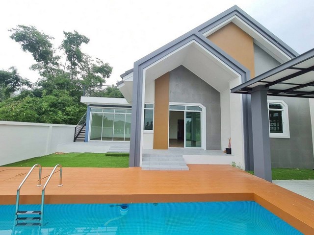 LV53459 ขาย พูลวิลล่าวิวภูเขา มองเห็นอ่างเก็บน้ำห้วยตู้บางเสร่ หน้าคือภูเขา หลังคือทะเล พิกัดบางเสร่ ไม่ไกลจากถนนสุขุมวิท ซอยบุญถาวรราคาขาย : 5,500,000ที่ตั้ง : ตำบลเกล็ดแก้ว อำเภอสัตหีบ ชลบุรี 20250รายละเอียด : - เนื้อที่ 84 ตารางวา- บ้านใหม่สไตล์โมเดิร์น- 3 ห้องนอน 3 ห้องน้ำ- สามารถทำ️ครัวยุโรปได้ในบ้าน- ครัวไทยด้านนอก- จอดรถได้ 2 คัน- สระว่ายน้ำขนาด 4×8สถานที่สำคัญใกล้เคียง :- 