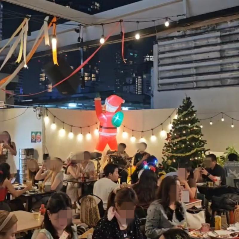 &nbsp;ช่องทางติดต่อ #สนใจดูสถานที่จริงได้ทุกวันโทร 080-949-4996Line ID: natnareekchFB Page : happening dine and barIG : happening.dineandbar / IG : lcwb.bkkเซ้งร้านนั่งชิล&nbsp; #ใจกลางสีลม #วิวตึกมหานคร&nbsp; ติด BTS และ MRT- มีพื้นที่ Indoor กับเครื่องปรับอากาศ + Outdoor วิวตึกมหานคร Rooftop ใจกลางเมือง- รองรับการจัดอีเว้น ทั้งกลางวัน กลางคืน- ใครกำลังมองหา #ธุรกิจบาร์ #ดนตรีสด #Rooftop @ใจกลางสีลม — อย่าพลาดนะคะ&nbsp;พิเศษเพียง 3.5 ล้าน&nbsp;- ค่าเช่า 100,000 ต่อเดือน- ขนาด 29