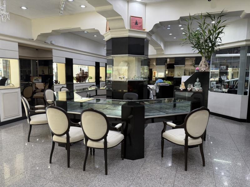 สนใจติดต่อ :คุณดาว 092-615-3697เซ้งร้าน 23,000,000 บาท&nbsp; #ย่านพาหุรัด #ดิโอลด์สยาม พร้อมดำเนินธุรกิจทันที- ใกล้ MRT สามยอด เพียง 300 เมตร- มีลูกค้าและผู้คนสัญจรตลอดวัน- นักท่องเที่ยวต่างชาติเดินผ่านจำนวนมาก&nbsp;#ทำเลล้อมรอบด้วยถนน 4 ด้าน▪ ถนนพาหุรัด (112 ม.)▪ ถนนตรีเพชร (160 ม.)▪ ถนนเจริญกรุง (26 ม.)▪ ถนนบูรพา (236 ม.)• ร้านอยู่ชั้น 1 ติดถนนพาหุรัด• พื้นที่รวม 110 ตร.ม. (2 ห้อง ห้องละ 55 ตร.ม.)&nbsp;#ตกแต่งพร้อม�