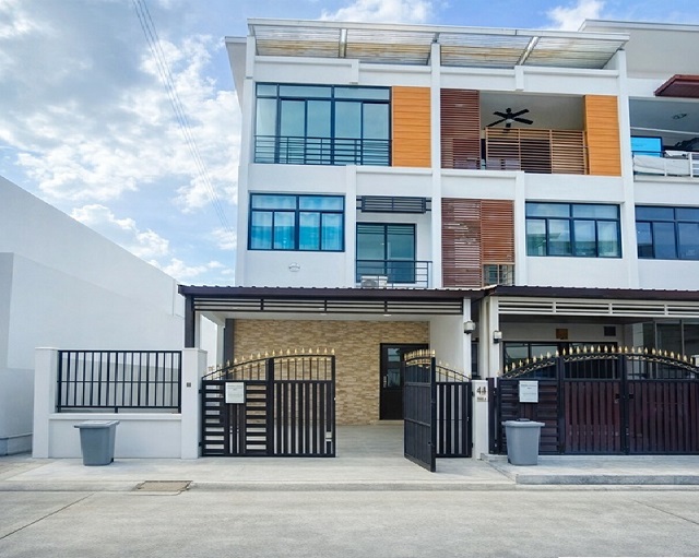 สาทร ตลาดกัลปพฤกษ์  ให้เช่าทาวน์โฮม 3 ชั้น 3 นอน 3 น้ำ ใกล้เดอะมอลล์ บางแค 2.8 กม.25 ตร.ว.300 ตร.ม.ติดส่วนกลาง 23-24,999 B-M.ขสย 4.49 ลบ.เหมาะอยู่อาศัย ใกล้รร.เลิศหล้า กัลปพฤกษ์ 2.2 กม.ทำเลศักยภาพ ติดถนนใหญ่กัลปพฤกษ์ สะดวกทุกการเดินทาง วงแหวน-กาญจนาภิเษก ทางด่วนดาวคะนอง-พระราม2 Sathorn Kanlapaphruek Market For rent 3story townhome 3bed 3bath The Mall BangKhae 2.8km. 25sq.wa. 300sq.m. 23-24,999 THB per month sale price 4.49 million THB ideal for living near Lertlah School Kanlapaphruek 2.2 km. prime location on Kanlapaphruek Road with access to Kanchanaphisek RingRoad DaoKhano