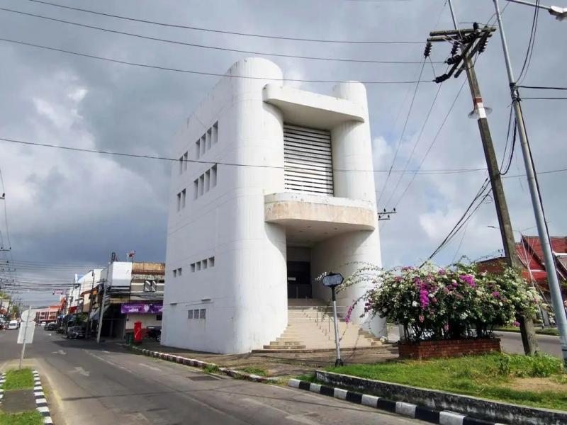    ขาย สำนักงาน สงขลา ถนน รามวิถี ราคาโปรโมชั่น ลดพิเศษ  ถนน รามวิถี, ไทรบุรี ตำบล บ่อยาง อำเภอ เมืองสงขลา จังหวัด สงขลา  ราคาโปรโมชั่น  11,702,000   บาท    ลดจาก  16,097,000  บาท ราคาโปรโมชั่นตั้งแต่วันที่  2 มีนาคม - 31 พฤษภาคม 2569  รายละเอียดทรัพย์ -  เนื้อที่ 70.40 ตร.ว.  พื้นที่ใช้สอย 900 ตร.ม. -  บ้านหันไปทางทิศ ตะวันออกเฉียงเหนือ  พิกัดทรัพย์ : https://maps.app.goo.gl/4CQ1GjfEQ3RjUvpp8  สถานที่ใกล้เคียง   -  โรงพยาบาลสงขลา  8.00