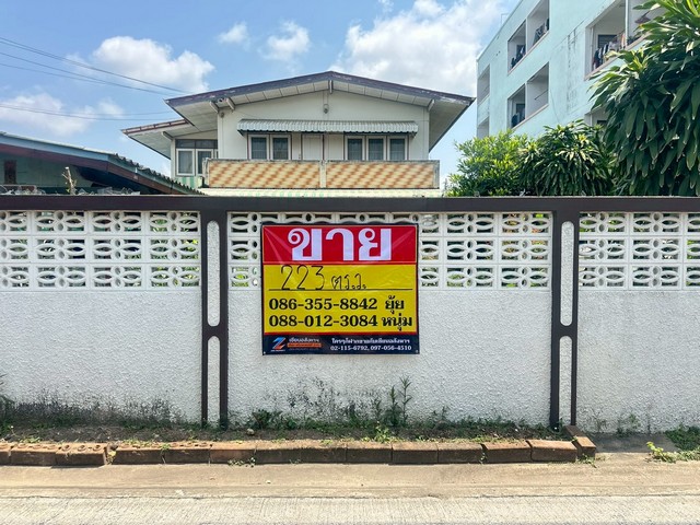 ZT915โอกาสทอง! ที่ดิน+สิ่งปลูกสร้าง ซอยบางกระดี่ 1 แยก 2• ที่ดิน: 223 ตารางวากว้าง 16 เมตร ลึก 56 เมตร• สิ่งปลูกสร้าง: บ้านปูน 2 ชั้น-5 ห้องนอน -4 ห้องน้ำ จอดรถ 12 คัน• สภาพ: ใช้งานได้• เอกสารสิทธิ์: โฉนดราคา: **15,610,000 บาท / 70,000 ต่อตารางวา**รหัสทรัพย์: ** ZT915 **พิกัด: https://www.google.com/maps?q=13.63144701,100.40390867จุดเด่น:* ทำเลศักยภาพ (พระราม 2): เดินทางสะดวก เข้า-ออกได้จากถนนพระราม 2 ใกล้แหล่งงานย่านแสมดำ-บางขุนเทียน* อาหาร�