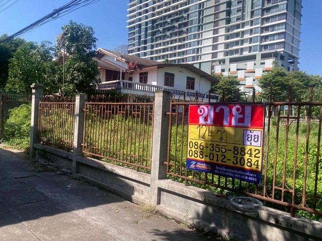 ZT914 ขายที่ดิน เตาปูน ซอยจรเจริญ เนื้อที่ 124 ตารางวากว้าง 20 เมตร ลึก 25 เมตรที่ตั้ง : ซอยจรเจริญ ตำบลบางซื่อ อำเภอบางซื่อ จังหวัดกรุงเทพมหานคร สถานที่ใกล้เคียงรถไฟฟ้าสถานีเตาปูน ถนนหลัก(ประชาชื่น, ประชาราษฎร์ สาย 2),ราคา 13,500,000 บาทสนใจติดต่อ086-3558842 ยุ้ย088-0123084 หนุ่มรับฝาก-ขาย บ้านที่ดิน อสังหาริมทรัพย์ทุกประเภทบริษัท เซียน พร๊อพเพอร์ตี้ จำกัด