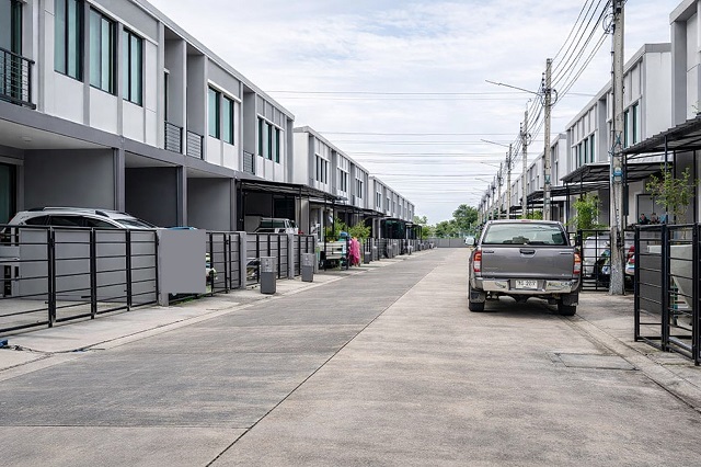 ชัยพฤกษ์-แจ้งวัฒนะ ทาวน์โฮม 2 ชั้นให้เช่า 3นอน สะพานพระราม4 2.97กม. 2 น้ำ ใกล้ตลาดสมบัติบุรี 2.9 กม. พื้นที่ใช้สอย 25 ตร.ว. 200 ตร.ม. 9,998B-M. ฟังก์ชันครบ เหมาะสำหรับอยู่อาศัย ในทำเลศักยภาพย่านชัยพฤกษ์ แจ้งวัฒนะ เดินทางสะดวก ใกล้แหล่งไลฟ์สไตล์  รร.สารสาสน์วิเทศราชพฤกษ์ 2.3 กม. และMRT แยกปากเกร็ด Chaiyaphruek-Chaengwattana Two-story townhome for rent 3 bed Rama IV Bridge 2.97km. 2 bath near Sombatburi Market 2.9 km. 25 sq.wa. usable area 800 sq.m. 9,998 THB per month Fully functional layout ideal for living Located in prime Chaiyaphruek C