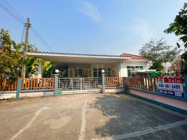 รหัสทรัพย์ : 7089บ้านเดี่ยว หมู่บ้านเกษมสุข ลำลูกกา คลอง 7 หลังริม ราคาถูกที่ตั้ง : ถนนลำลูกกา&nbsp;ตำบลบึงคำพร้อย&nbsp;อำเภอลำลูกกา จังหวัดปทุมธานี 12150รายละเอียดทรัพย์&nbsp;- บ้านเดี่ยว 1 ชั้น เนื้อที่ 67.6 ตารางวา พื้นที่ใช้สอย 120 ตารางเมตร-&nbsp;4&nbsp;ห้องนอน, 2&nbsp;ห้องน้ำ, 1 ห้องนั่งเล่น, 1 ห้องครัว, 2 ที่จอดรถ- ต่อเติมครัว พร้อมเคาน์เตอร์ครัวพร้อมใช้งานทำเล และสถานที่ใกล้เคียง-&nbsp;การเดิน