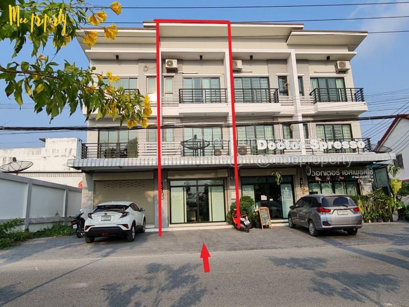 ขายอาคารพาณิชย์ 3 ชั้น พร้อมเข้าอยู่!!ทำเลสุดปัง ใจกลางบ้านฉางพื้นที่ 20 ตร.ว.ราคาโดนใจ พร้อมสิ่งอำนวยความสะดวกครบครัน!  รายละเอียดอาคาร:3 ชั้น พร้อมตกแต่งพร้อมเข้าอยู่ที่จอดรถได้ถึง 4 คัน! (ไม่รวมพื้นที่ข้างสนามฟุตบอลและซอยหลังอีกเพียบ)ประตูม้วนรีโมทไฟฟ้า แอร์ 3 เครื่อง, เครื่องทำน้ำอุ่น, ปั๊มน้ำ, ถังเก็บน้ำสำรองต่อเติมห้องครัวเต็มพื้นที่, เคาน์เตอร์ปูน + ซิง