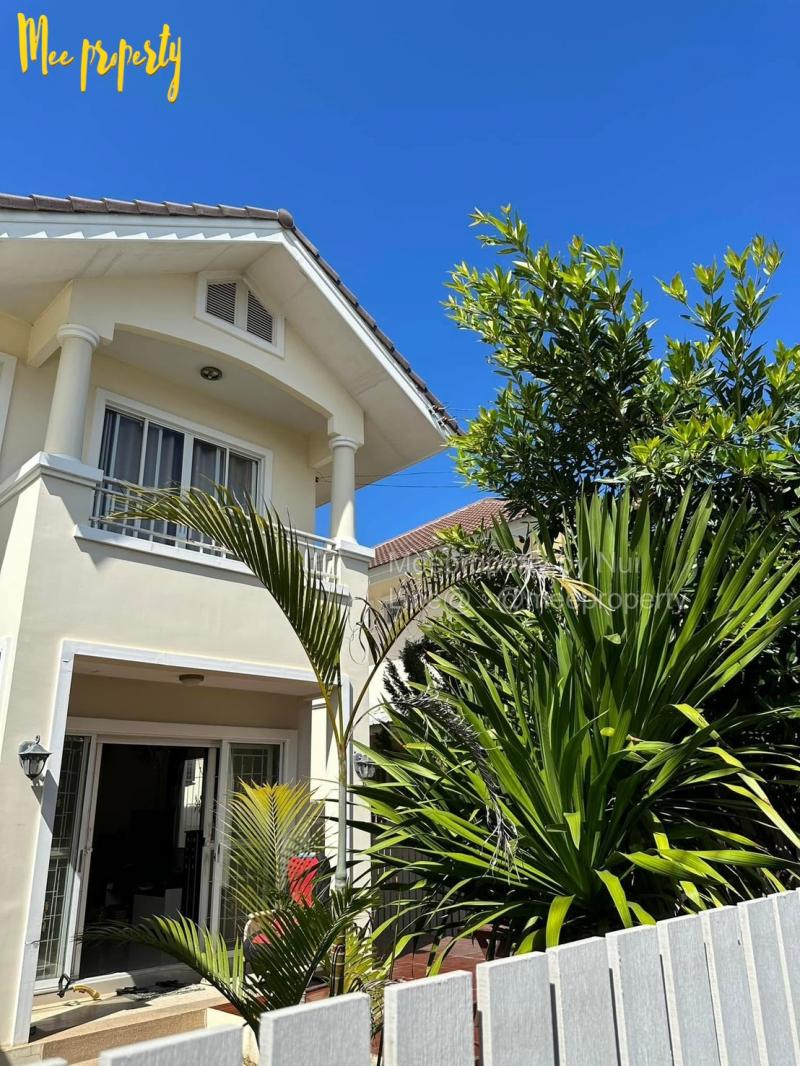 ขายบ้านเดี่ยว 2 ชั้น สวยพร้อมอยู่ ทำเลดี! บ้านนี้ไม่เหมือนใคร! ใกล้สถานที่สำคัญหลายแห่งและเข้าถึงทุกความสะดวกสบายได้ง่าย ขายบ้านเดี่ยว 2 ชั้น ใน หมู่บ้านกาญจน์กนกวิลล์ 4 ซอย 22 ถนนเชียงใหม่ - บ้านสหกรณ์ขนาด 70 ตร.ว. หันหน้าทิศตะวันออก สร้างเสร็จปี 2012รายละเอียดบ้าน:3 ห้องนอน1 ห้องนอนเล็ก4 ห้องน้ำ1 ห้องเก็บของแถมฟรี!:แอร์ 4 ตัวกล้องวงจรปิด 3 ตัว (ภายในและนอกบ้าน)ที่ตั้ง