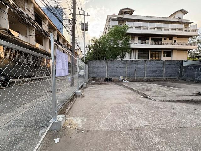 ให้เช่าที่ดิน75ตร.วซอยสุขุมวิท89ใกล้BTSอ่อนนุชBTSบางจาก500เมตรเหมาะทำธุรกิจราคาเช่า 59,000 บาท / เดือนที่ตั้ง ถนนสุขุมวิท ซอยสุขุมวิท 89 แขวงบางจาก เขตพระโขนง กรุงเทพมหานครติดต่อ : คุณภัสพงณ์ 0634098164Line : binkem22https://www.facebook.com/profile.php?id=61581484955548เนื้อที่ 75 ตารางวาถนนกว้าง 6 เมตร น้ำไม่ท่วม มีรั้วล้อมรอบภายในซอย มีคอนโด Blue Sukhumvit 89 , 7-eleven และอพาร์ทเม้นท์อีกหลายแห่งสถานที่ใกล้เคียง- wells international school,- Lotus อ่อนนุช