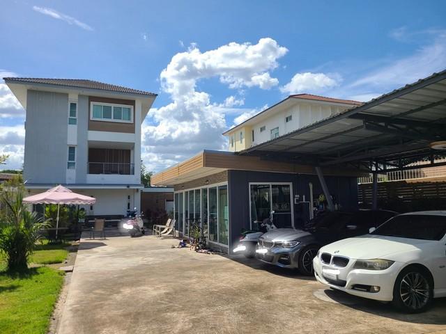 ขายบ้านเดี่ยว3ชั้น200ตร.วซอยโยธินพ้ฒนา3ย่านเลียบด่วนรามอินทราใกล้ทางด่วนราคาขาย 39,000,000 บาท ( ไม่มีค่าส่วนกลาง )ที่ตั้ง ถนนโยธินพ้ฒนา ซอยโยธินพ้ฒนา 3 แขวงคลองจั่น เขตบางกะปิ กรุงเทพมหานครติดต่อ : คุณภัสพงณ์ 0634098164Line : binkem22https://www.facebook.com/profile.php?id=61581484955548เนื้อที่ 200 ตารางวา จำนวน 3 ชั้น 5 ห้องนอน 5 ห้องน้ำ จอดรถ 5-6 คัน (ในโรงรถ 3 คัน)มี living room ห้องทานข้าว 1 ห้องครัวไทย 1 ห้องแม่บ้าน พร้อมห้องน้ำเ