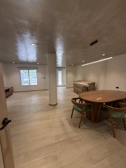 ให้เช่า ทาวน์โฮม 2 ชั้น พร้อมพงษ์ 200 ตร.ม. รีโนเวทใหม่ สุขุมวิท 26 ใกล้ BTS พร้อมพงษ์ ใกล้ EmQuartier*** ราคาเช่า 130,000 บาท / เดือน ประกัน 2 เดือน ล่วงหน้า 1 เดือน สัญญาขั้นต่ำ 1 ปีรับชาวต่างชาติติดต่อ คุณช่อผกา โทร 0616198565 LINE 0616198565สำรอง LINE 0812523279 ส่งลิ้งก์ไว้ได้เลยรหัส# T26-299ทาวน์โฮม 2 ชั้น รีโนเวทใหม่ สุขุมวิท 26 ย่านพร้อมพงษ์• พื้นที่ 200 ตร.ม.• 3 ห้องนอน• 3 ห้องน้ำ• ห้องแม่บ้านแยก พร้อมห้องน้ำแม่บ้าน�