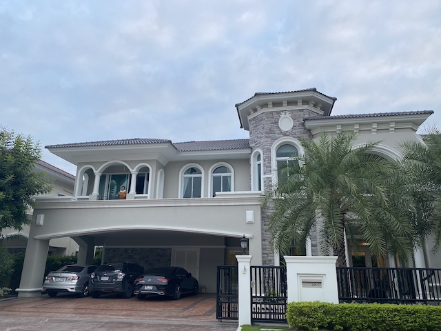 BH3936 ขายและให้เช่า บ้านเดี่ยวหรู ทู แกรนด์ โมนาโค บางนา-วงแหวน 4 ห้องนอน 8 ที่จอดรถ ใกล้ Mega บางนาAgent คุณบัว BuaTel 0936464597LINE ID Bua093ราคาเสนอขาย 32,000,000 บาทราคาเช่า 220,000 บาท ต่อเดือนบ้านเดี่ยวระดับลักชัวรีในโครงการ Two Grand Monaco Bangna-Wongwaen ทำเลศักยภาพ ถนนวงแหวนกาญจนาภิเษก แขวงดอกไม้ เขตประเวศ กรุงเทพมหานคร บ้านอยู่ถนนเมนของโครงการ หันหน้าทิศเหนือ Fully Furnished พร้อมเข้าอยู่ เหมาะสำหรับผู้บริหาร ครอบ