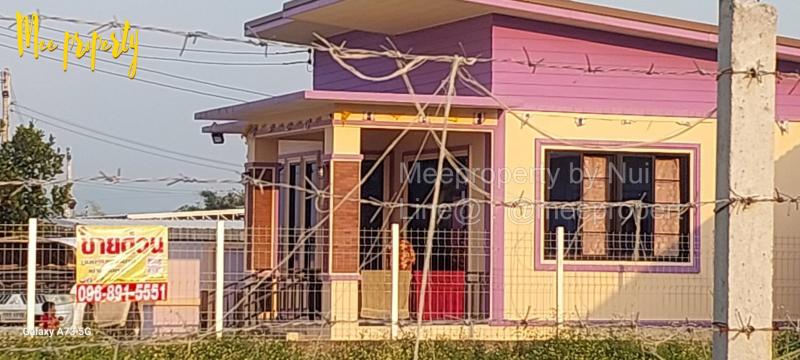 ขายบ้านเดี่ยว 1 ชั้น   พิเศษห้องครัวแยกครัวจากตัวบ้าน เพื่อไม่ให้มีกลิ่นรบกวนเข้าตัวบ้าน บรรยากาศธรรมชาติสุดๆ  ขนาด 100 ตรว.*** หน้าบ้านหันทิศเหนือ***รายละเอียด- 2 ห้องนอน- 2 ห้องน้ำ - 1 ห้องครัว( ห้องครัวตัวบ้านแยกกับครัว )พิกัดที่ตั้งตำบลม่อนปิ่น อำเภอ ฝาง เชียงใหม่พิกัดแผนที่https://maps.app.goo.gl/Xz8Jat4k81Ar6ZrT8ราคา  1,900,000 บาทสถานที่ใกล้เคียง- วัดสุวรรณาราม  1 นาที  300 เมตร- ที่ทำการกำนันตำบ�