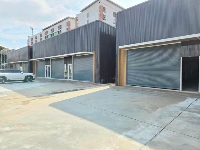 โกดัง + ออฟฟิศให้เช่าทำเลทอง ใจกลางเมือง ใกล้ BTS ติดสุขุมวิท 93(พึ่งมี1) แขวงบางจาก เขตพระโขนง กรุงเทพมหานครรหัส TTR 2776 ทำเลทอง ใจกลางเมือง ใกล้ BTS✅ พื้นที่ใช้สอย 108 ตร.ม.✅ รองรับหลากหลายกิจการ✅ มีออฟฟิศ + ห้องน้ำในตัว พร้อมใช้งาน✅ ระบบไฟฟ้า-น้ำประปาพร้อม✅ โกดังใหม่ ทั้งโครงการมีเพียง 11 ยูนิต✅ ติด 7-Eleven ✅ สามารถจดทะเบียนบริษัทได้ เริ่มต้นเพียง 36,000 บาท/เดือน สัญญา 3 ปี | ล่วงห�