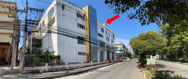  ขาย บ้านเดี่ยว/ทาวน์เฮ้าส์/คอนโด โครงการ ขาย  ที่ดินพร้อมสิ่งปลูกสร้าง อำเภอเมืองเชียงใหม่ เชียงใหม่  ตำบลหนองป่าครั่ง อำเภอเมืองเชียงใหม่ เชียงใหม่  ราคาโปรโมชั่น   129,867,000   บาท    ลดจาก    163,056,000.00    บาท ราคาโปรโมชั่นตั้งแต่วันที่  13 มีนาคม - 31 พฤษภาคม 2569  รายละเอียดทรัพย์ -  เนื้อที่ 2-0-27  ตารางวา   -  ที่จอดรถ  -  บ้านหันไปทางทิศ  เหนือ  พิกัดทรัพย์ : https://maps.app.goo.gl/L7uBPoksfRiQ8uns8  สถานที่ใกล้เคี�