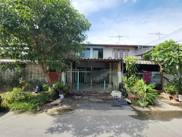   ขาย บ้านเดี่ยว/ทาวน์เฮ้าส์/คอนโด โครงการ ทาวน์เฮ้าส์ เคหะร่มเกล้า ลาดกระบังถนน เคหะร่มเกล้า แขวง คลองสองต้นนุ่น เขต ลาดกระบัง จังหวัด กรุงเทพมหานคร  ราคาโปรโมชั่น   1,335,000   บาท    ลดจาก  1,600,000    บาท ราคาโปรโมชั่นตั้งแต่วันที่  2 มีนาคม - 31 พฤษภาคม 2569  รายละเอียดทรัพย์ -  เนื้อที่ 21.00 ตร.ว.  พื้นที่ใช้สอย 94.00 ตร.ม. -  บ้านหันไปทางทิศ ใต้  พิกัดทรัพย์ : https://maps.app.goo.gl/C59C4mLB6dKGREhq5  สถานที่ใกล้เคียง 