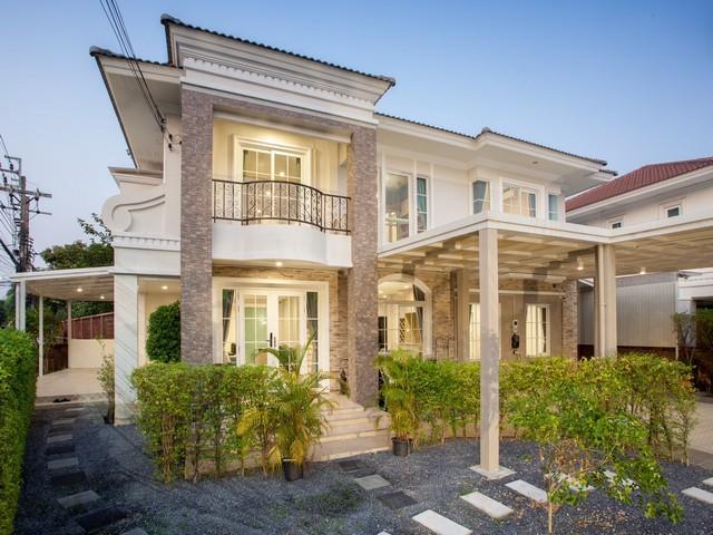  ให้เช่าบ้านเดี่ยว 2 ชั้น หลังใหญ่ 100 ตรว. คาซ่าวิลล์ สุขาภิบาล 5 ซอย 71 สภาพใหม่ พร้อมอยู่ ติดถนนใหญ่ ใกล้ทางด่วนติดต่อ:: ชยา โทร/ID Line:: 0942823961Link Line:: https://line.me/ti/p/3xFA1An8Kcรหัส# T26-331บ้านเดี่ยว 2 ชั้น หลังใหญ่ สภาพใหม่พร้อมอยู่ ถนนสุขาภิบาล 5 ซอย 71 ติดถนนใหญ่ ใกล้ทางด่วน- เนื้อที่ 100 ตรว.- พื้นที่ใช้สอย 380 ตรม.- สวนหน้าบ้าน ขนาด 60 ตรม.- 3 ห้องนอน 3 ห้องน้ำ- เฟอร์นิเจอร์ชุดห้องนอน 2 ห้อง, โซฟา, ชุดโต๊ะกิน